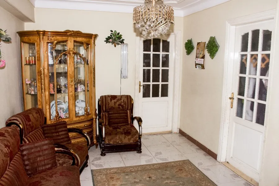 شقة للبيع 180م محرم بك (ش زين العابدين)