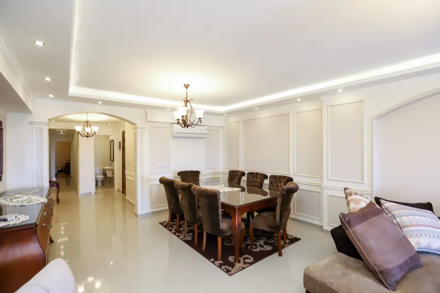 شقة للايجار مفروش 220م كامب شيزار (على البحر مباشرة)