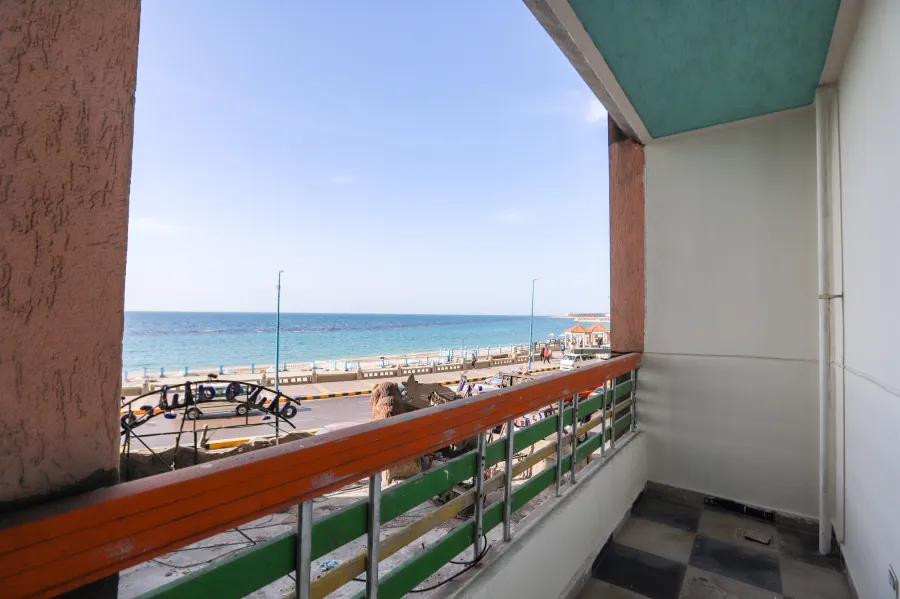 شقة للبيع 130 م ميامي ( علي البحر مباشرة - خطوات من ش 45)