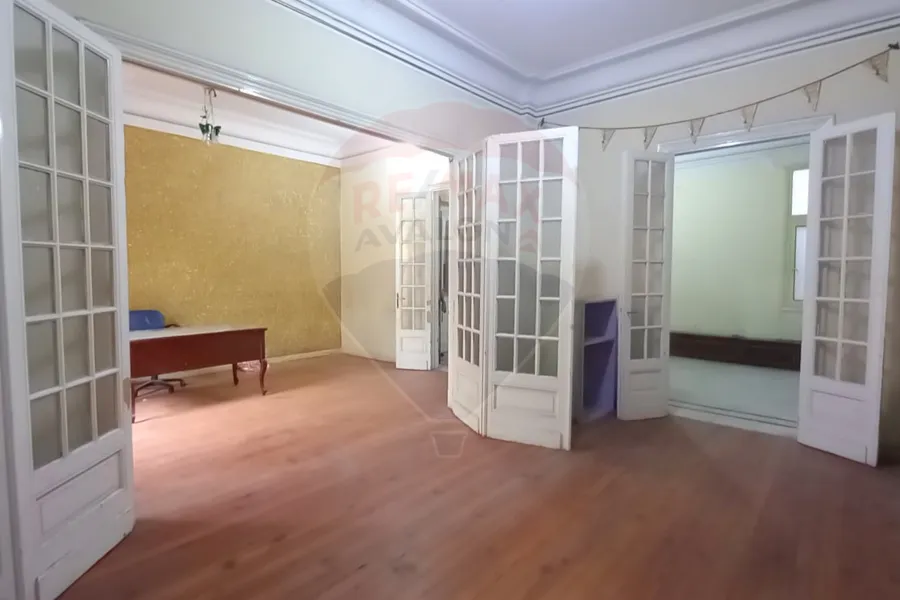 شقة للإيجار 200 م الازاريطة ( بالقرب من كلية طب اسنان )