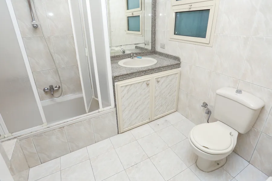 شقة للبيع 185م لوران (عمارة سيف - بجوار قصر منصور-  خطوات من البحر)