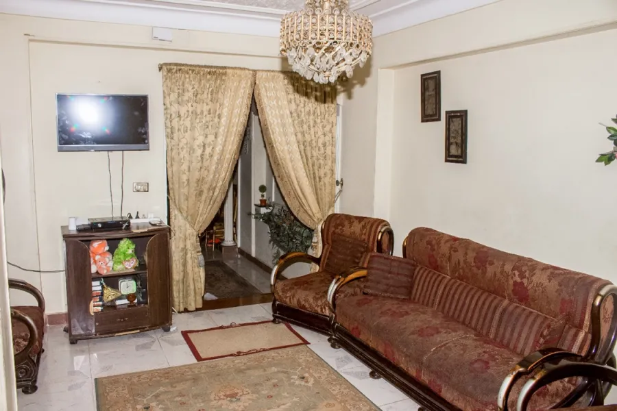 شقة للبيع 180م محرم بك (ش زين العابدين)