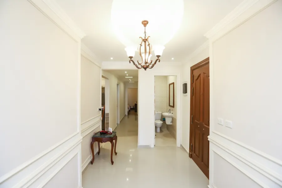 شقة للايجار مفروش 220م كامب شيزار (على البحر مباشرة)