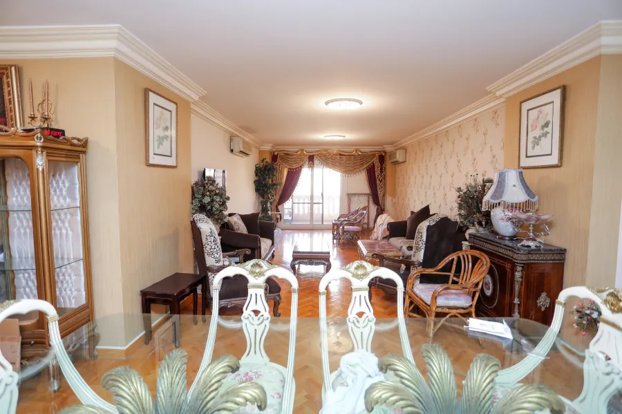 شقة للبيع 188م لوران (خطوات من ش أبو قير)