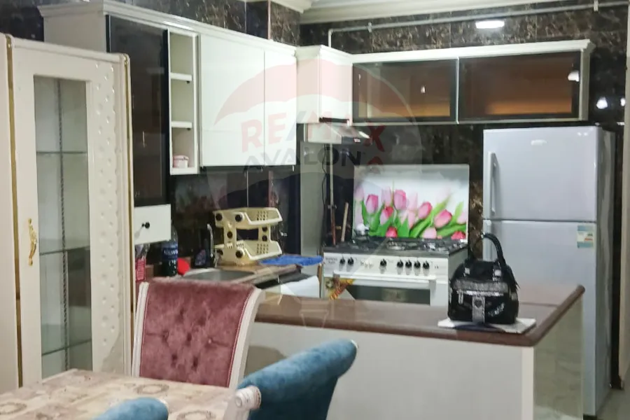 شقه للبيع 100م سيدي بشر السرايا ( خطوات من البحر)