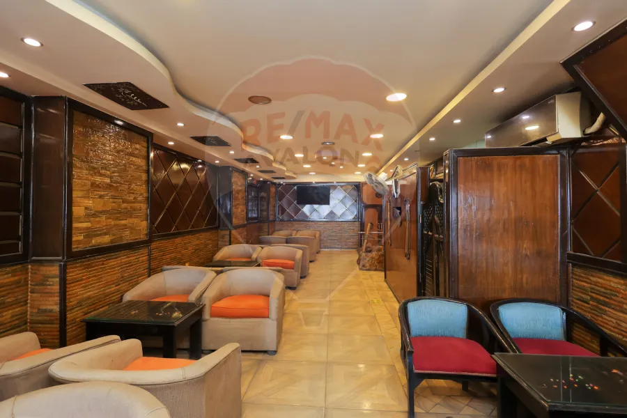 محل + ميزان للإيجار 250 م ميامي (علي البحر مباشرة)