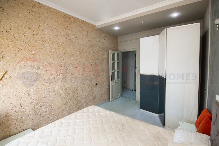 شقة للبيع 125 م كليوباترا (على البحر مباشرة)-1