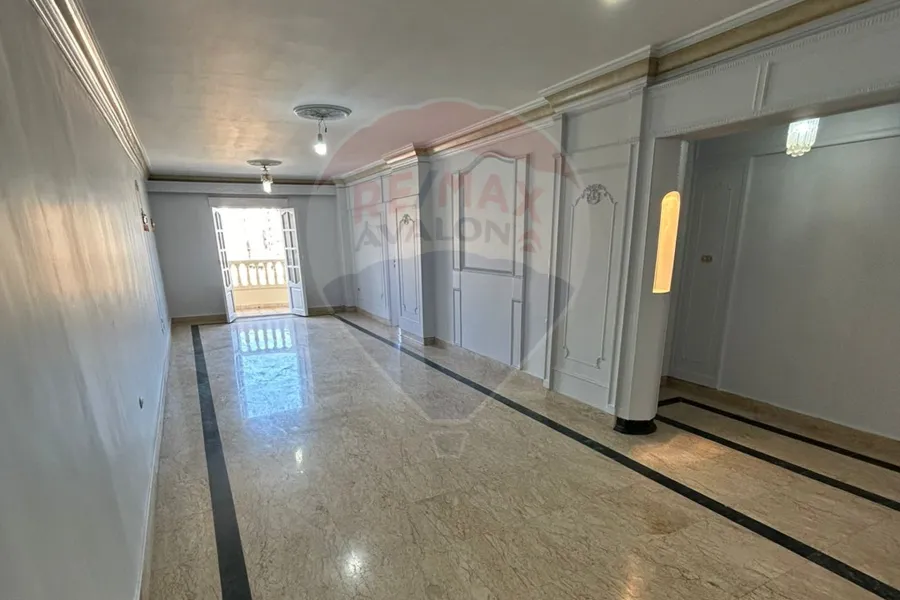 شقة للبيع 175 م الازاريطه (بجوار مستشفى الاندلسيه)