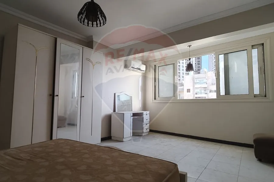 شقة للبيع 160 م سان ستيفانو (علي البحر مباشرة)