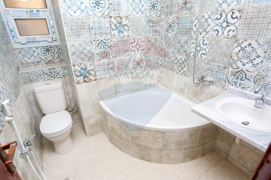 شقه للايجار 250 م سيدي بشر ( اول شارع خالد بن الوليد )