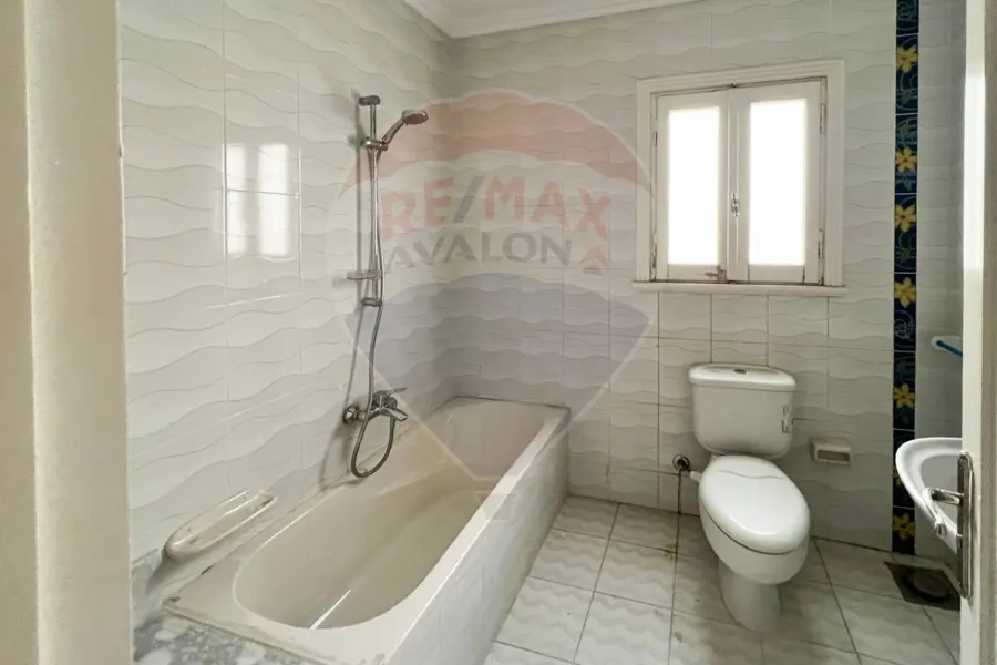 شقة للإيجار 300 م محطة الرمل (علي الترام مباشر)