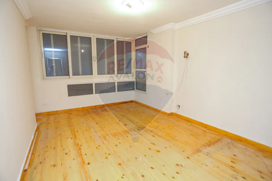 شقة للبيع 200 م سان ستيفانو ( خطوات من فندق الفورسيزون والبحر )