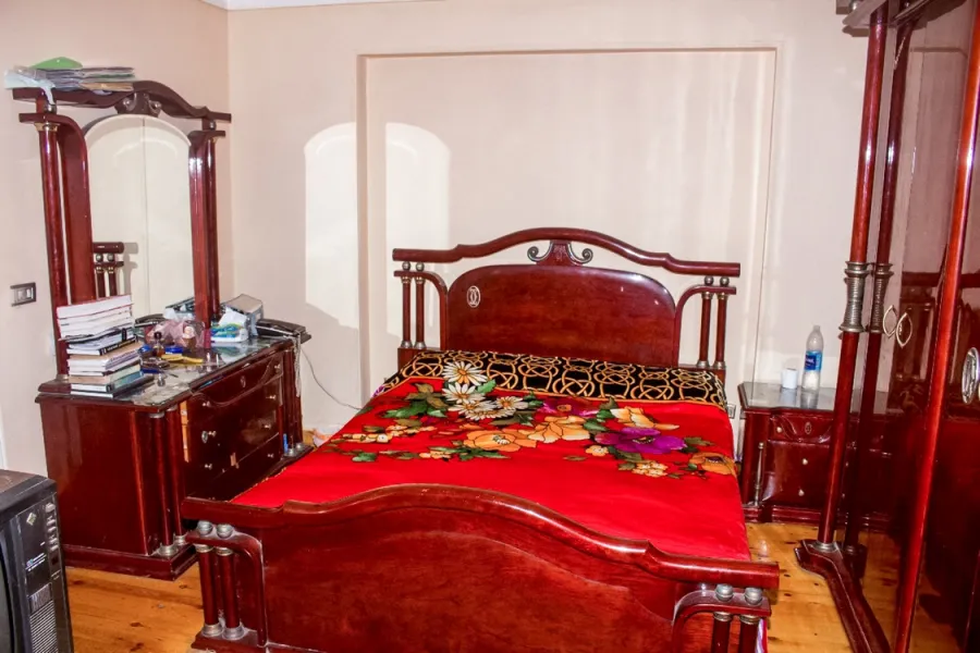 شقة للبيع 180م محرم بك (ش زين العابدين)