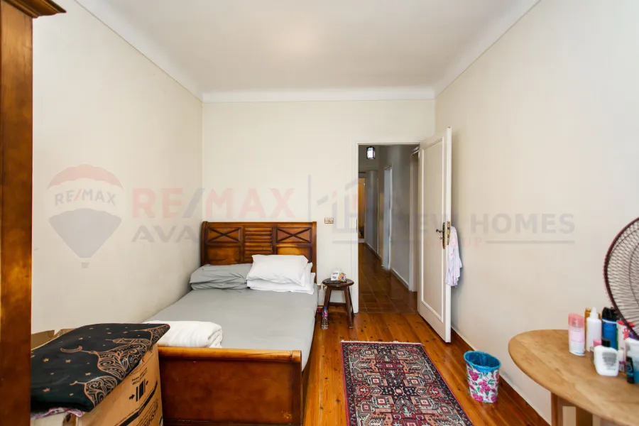 شقة للبيع 170 م رشدي (ش سوريا الرئيسى - خطوات من البحر)