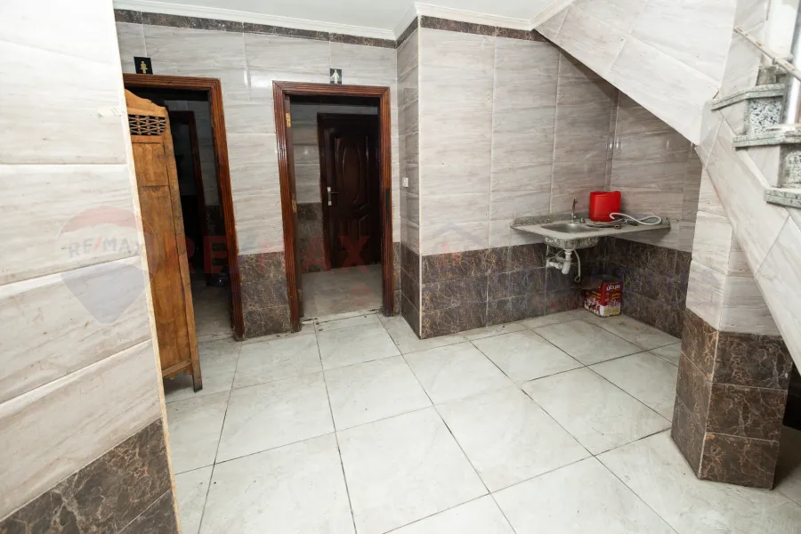 محل للبيع 333 م + 250 م بدروم المعمورة الشاطئ ( بالقرب من البحر - برج براند )