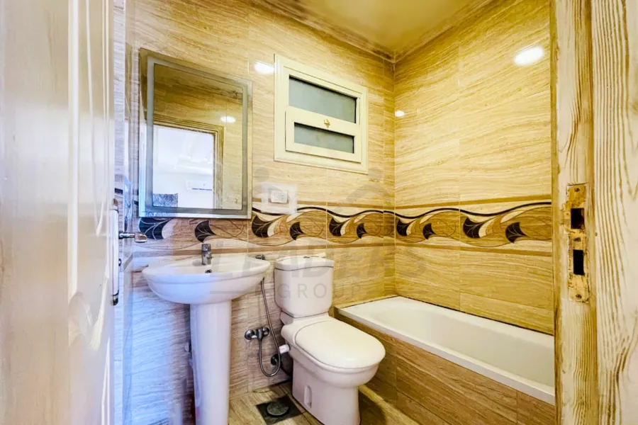 شقة للايجار 210 م سان ستيفانو (علي الترام مباشره)