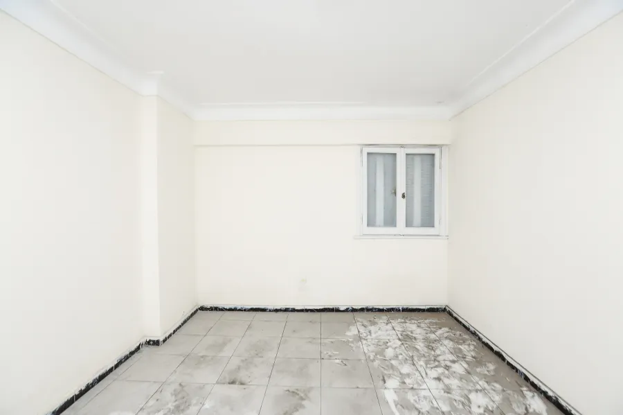 شقة للبيع 130 م ميامي ( علي البحر مباشرة - خطوات من ش 45)