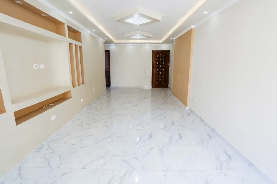 شقة للبيع 140 م لوران (ش شعراوى - خطوات من البحر)