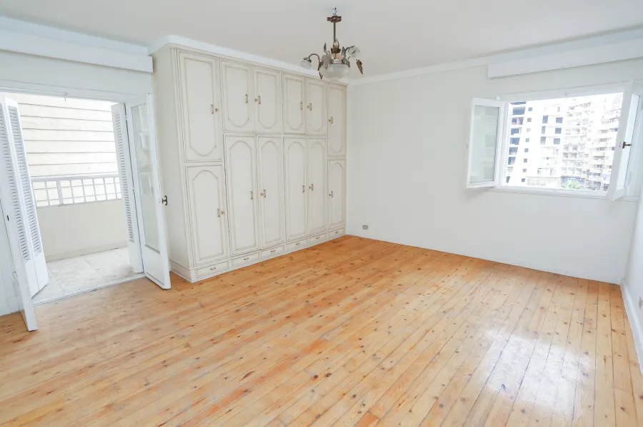 شقة للبيع 185م لوران (عمارة سيف - بجوار قصر منصور-  خطوات من البحر)