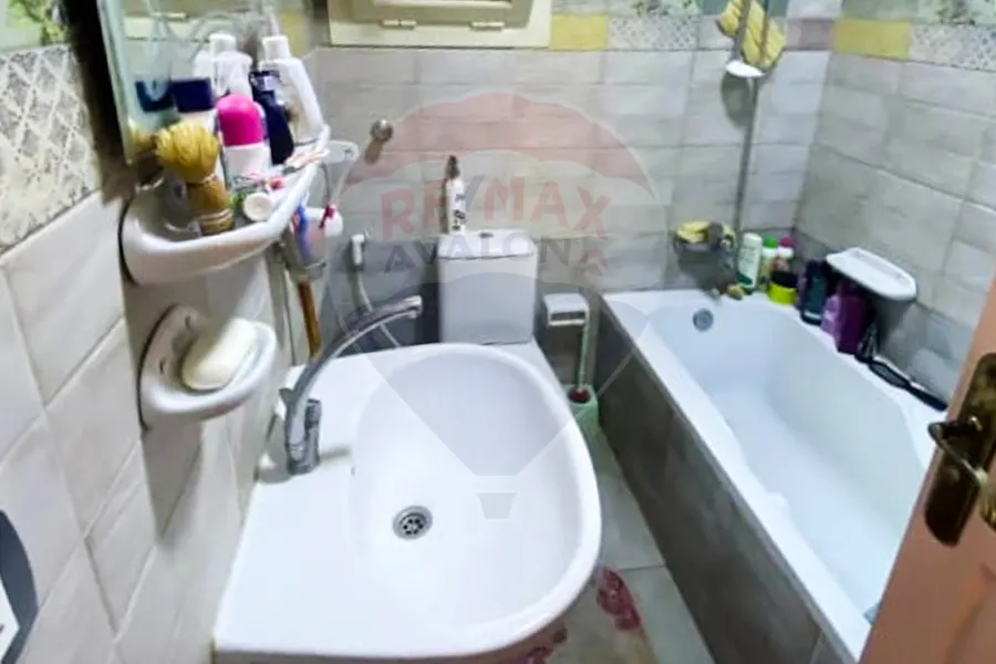 شقه للبيع 105 م جناكليس (علي الترام مباشرة)