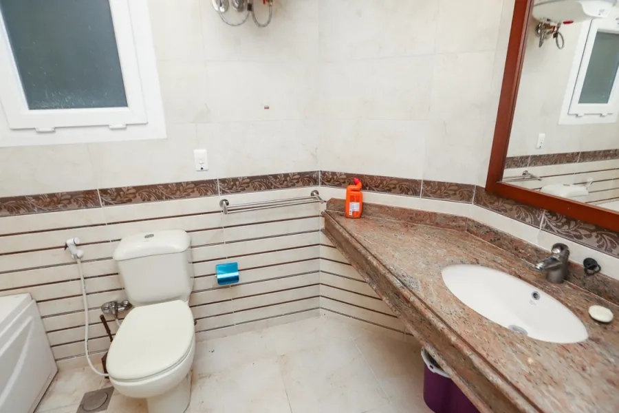 شقة للايجار مفروش 220م كامب شيزار (على البحر مباشرة)