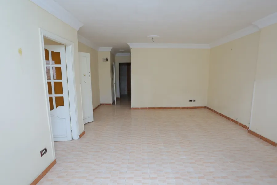 شقة للبيع 85م محرم بك (متفرع من ش جرين-خطوات من الترام)