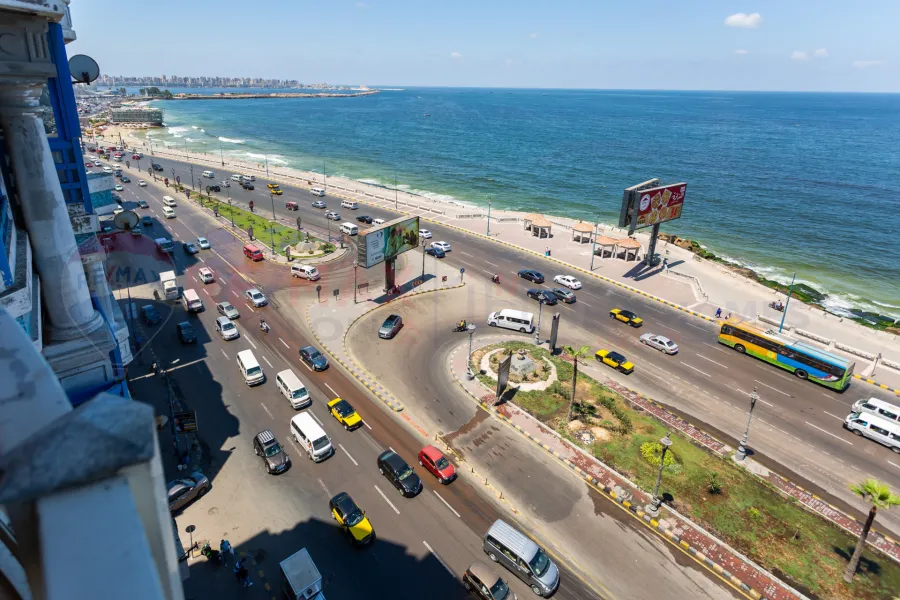 شقة للبيع 225 م كامب شيزار (علي البحر مباشرة)