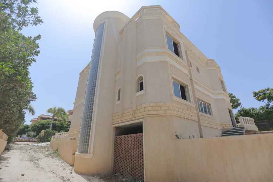 Stand Alone Villa 1090m for Sale Al Orouba Compound (King Marriott)