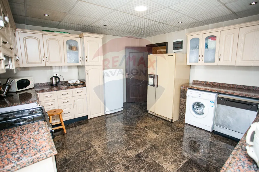 فيلا للبيع 4200 م كينج مريوط ( 2 نمرة من طريق الكافورى - أمام بوابة كينج هايتس )