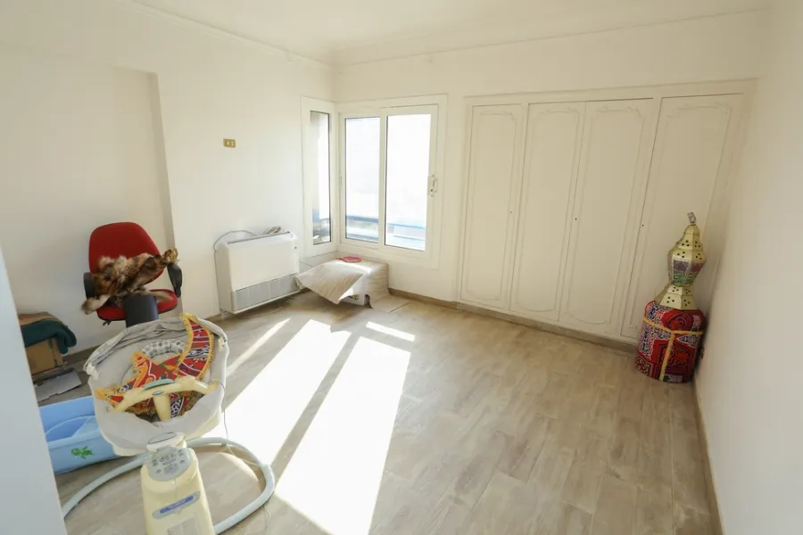 شقة للبيع 252م زيزنيا(ش أبو قير الرءيسي)