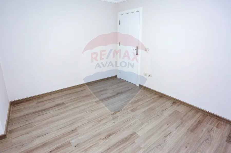 شقة للبيع 174 م سموحة (ابراج إيست تاور- ش مدرسة الريادة)