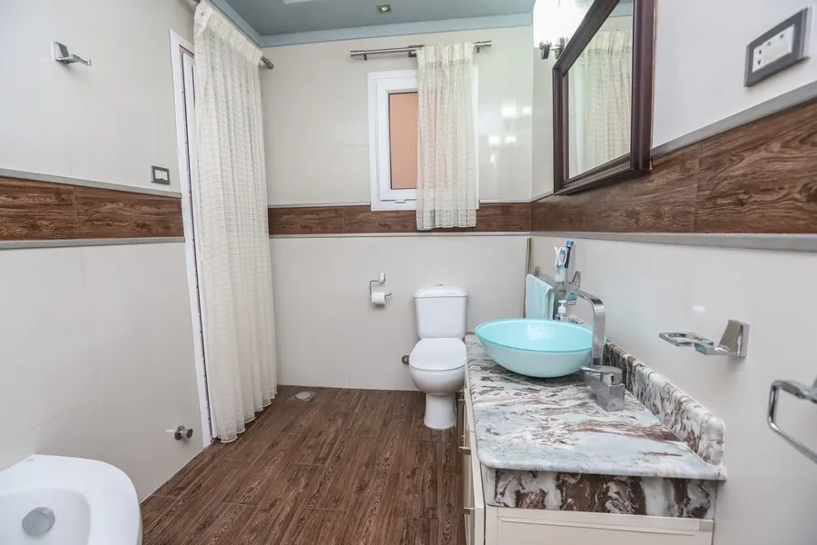 شقة للبيع بالفرش والاجهزة 252م محطة الرمل  (كمباوند الشرطة)