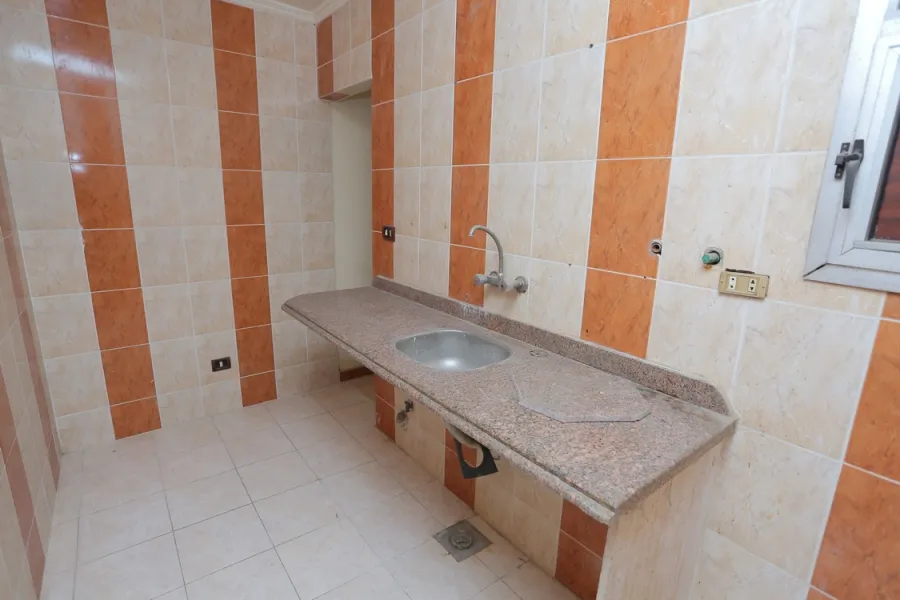 شقة للبيع 85م محرم بك (متفرع من ش جرين-خطوات من الترام)