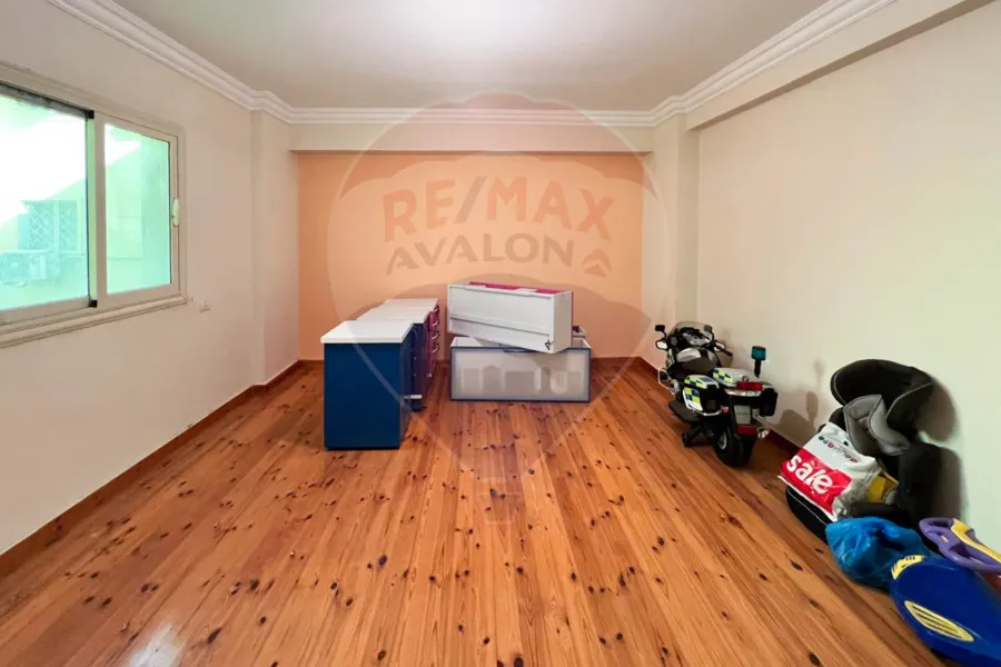 شقة للإيجار 300 م محطة الرمل (علي الترام مباشر)