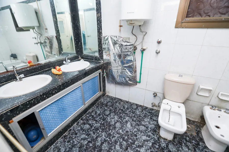 حضانة للبيع 400 م لوران ( ش أبو قير مباشرة - خطوات من ش شعراوى )