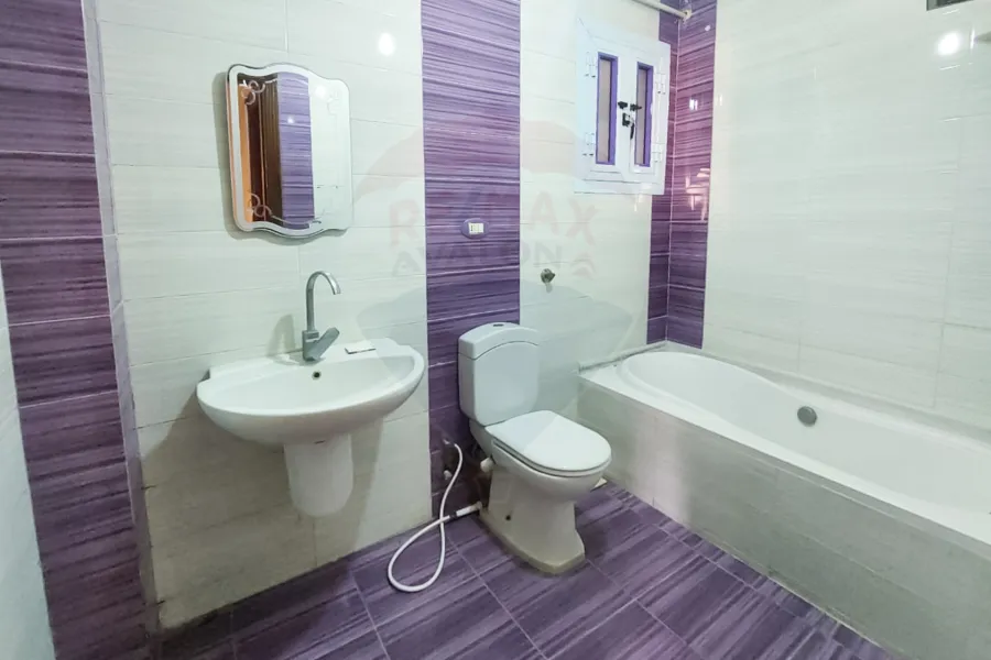 شقة للإيجار 120 م كامب شيزار (خطوات من للبحر)