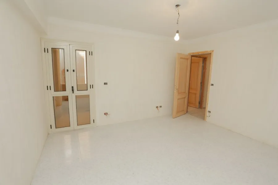 شقة للبيع 160م سبورتنج (خطوات من ش أبوقير الرئيسي)-