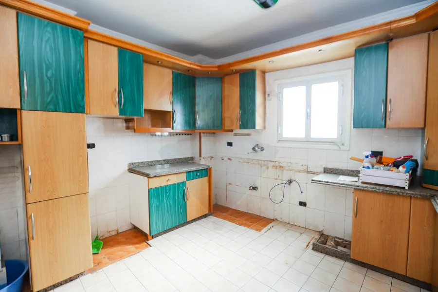 شقة للبيع 275م سموحة  (  ش بهاء الدين الغتوري )