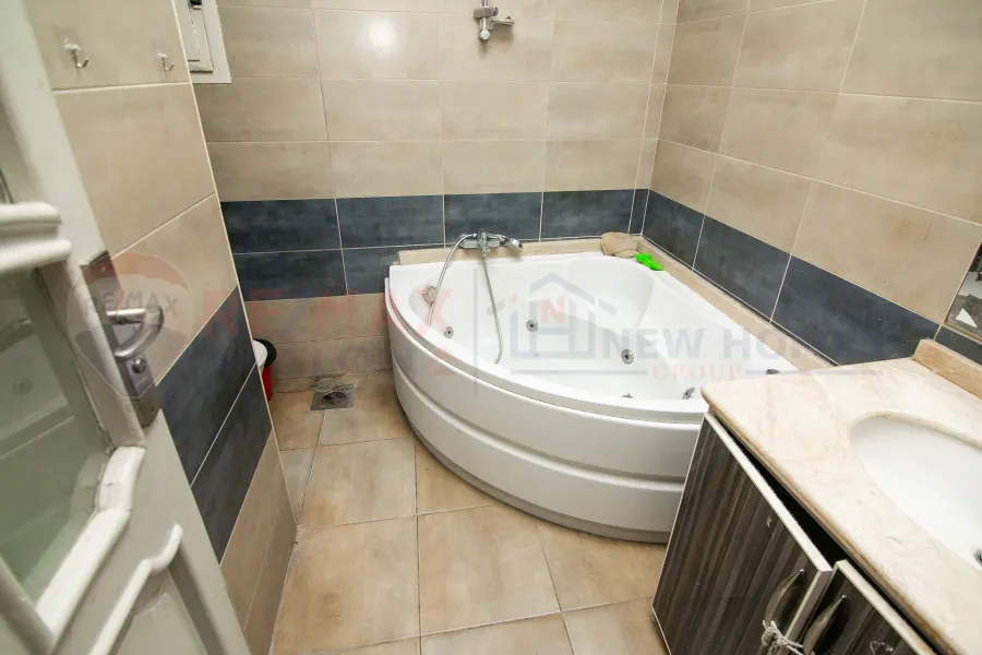 شقة للبيع 125 م كليوباترا (على البحر مباشرة)-1