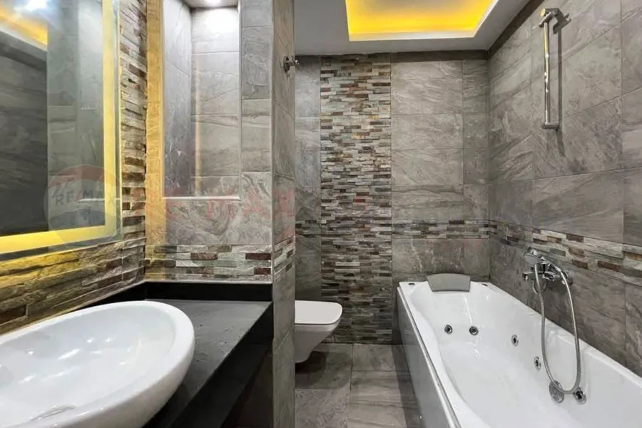 شقة للبيع 250 م سموحة (ش بهاء الدين الغتوري)