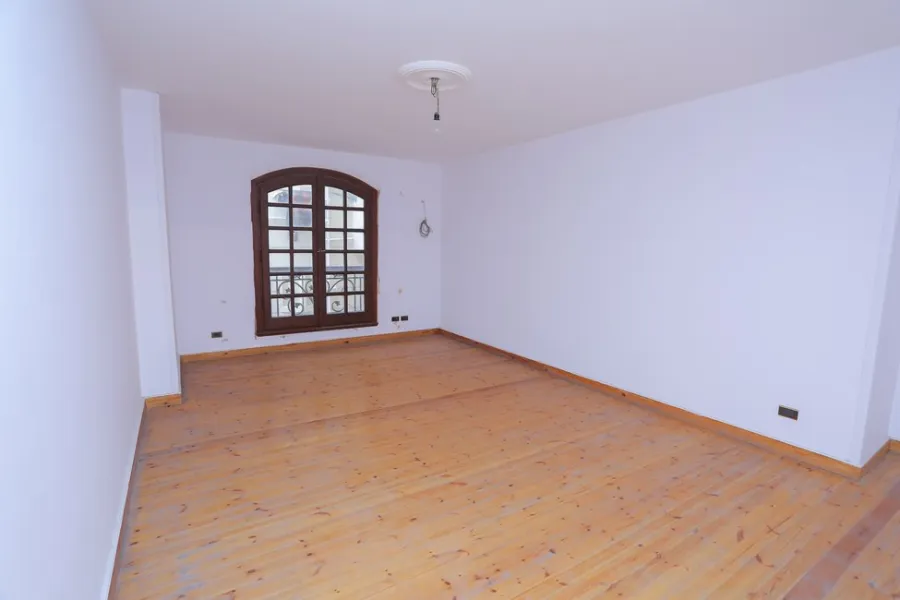 Apartment For Sale 275m Stanley (Steps From Kornish) First Hand