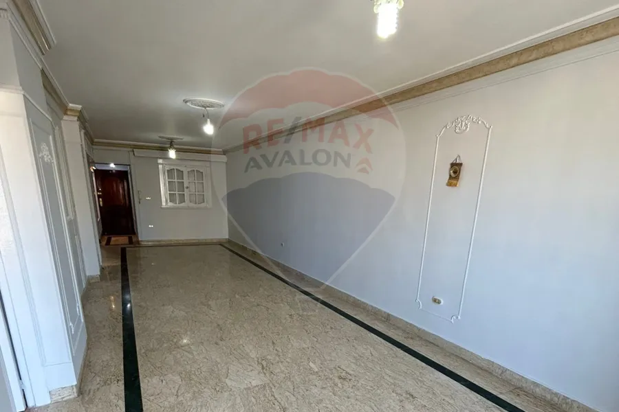 شقة للبيع 175 م الازاريطه (بجوار مستشفى الاندلسيه)