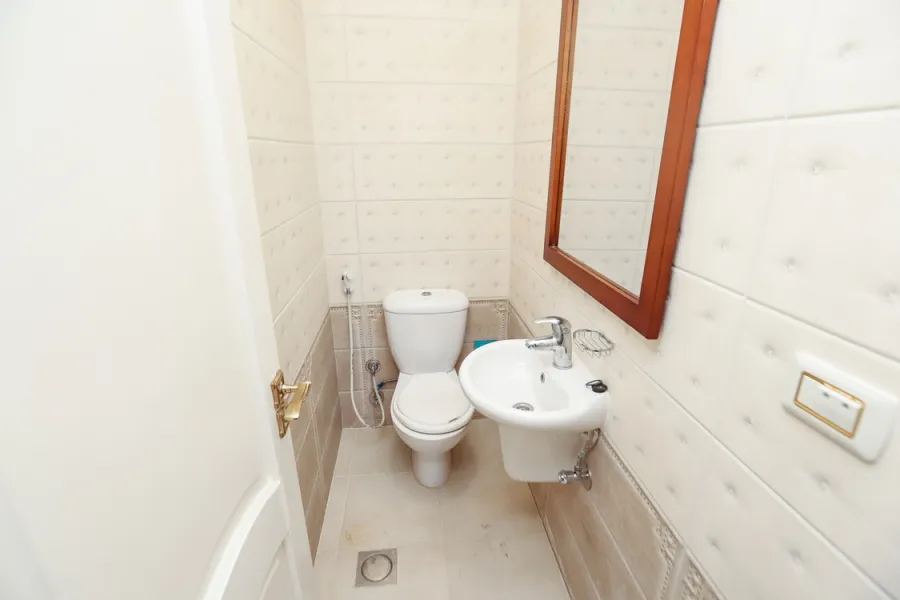 شقة للايجار مفروش 220م كامب شيزار (على البحر مباشرة)