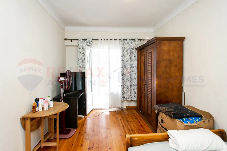 شقة للبيع 170 م رشدي (ش سوريا الرئيسى - خطوات من البحر)