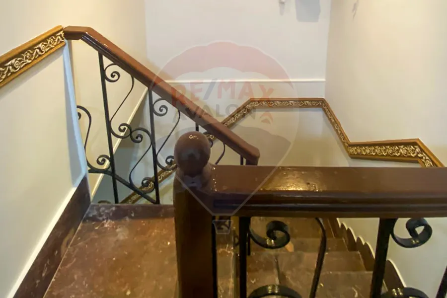 شقة دوبلكس للبيع 250 م جناكليس (علي الترام مباشرة)