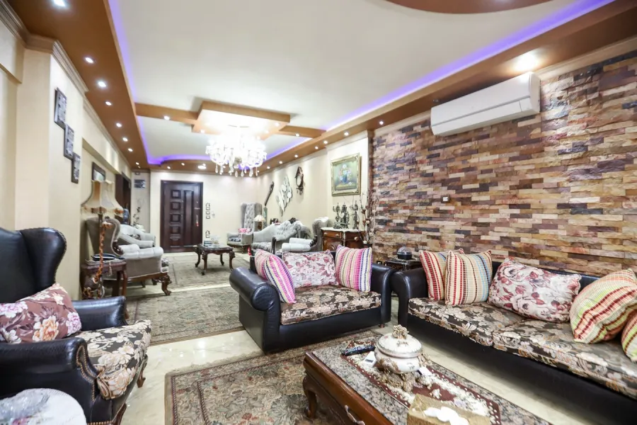 شقة للبيع 200م رشدي (متفرع من ش رشدى باشا)