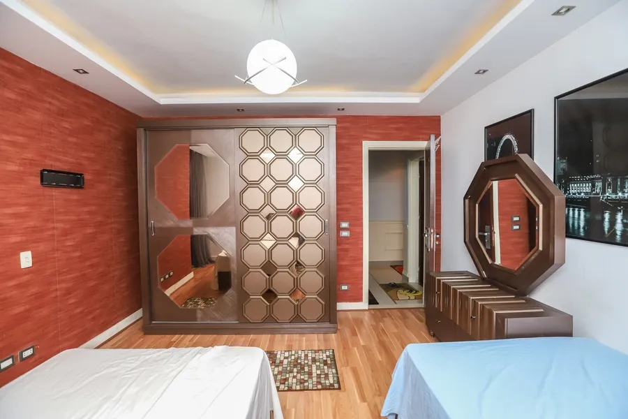 شقة للبيع بالفرش والاجهزة 252م محطة الرمل  (كمباوند الشرطة)