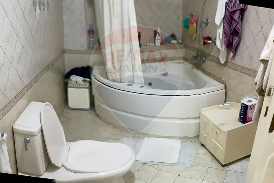 شقة للايجار 250 م جناكليس (ش أبو قير مباشر)