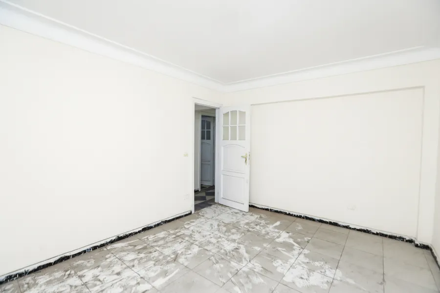 شقة للبيع 130 م ميامي ( علي البحر مباشرة - خطوات من ش 45)