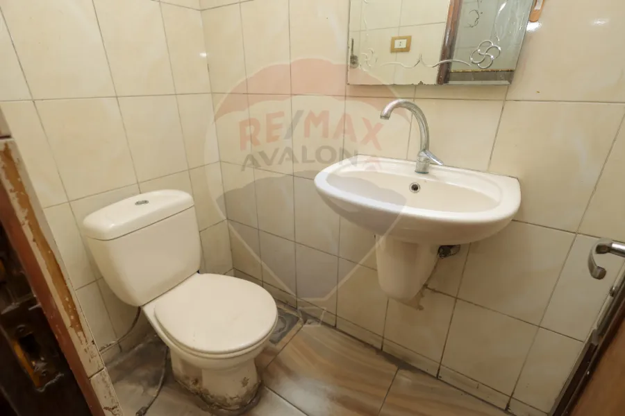 محل + ميزان للإيجار 250 م ميامي (علي البحر مباشرة)